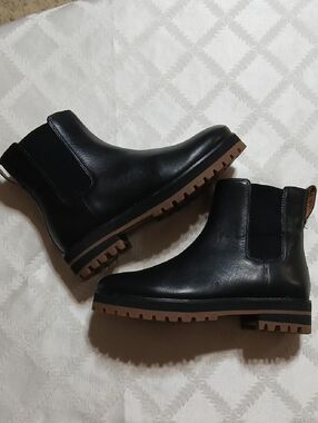 Madewell Black Leather Chelsea Combat Boots with Brown Lug Sole Size 6